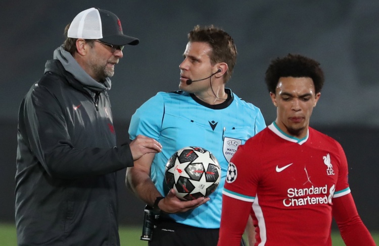 瓜帅：这是谢尔基第一次插花脚传中，他要学习梅西踢得更简洁